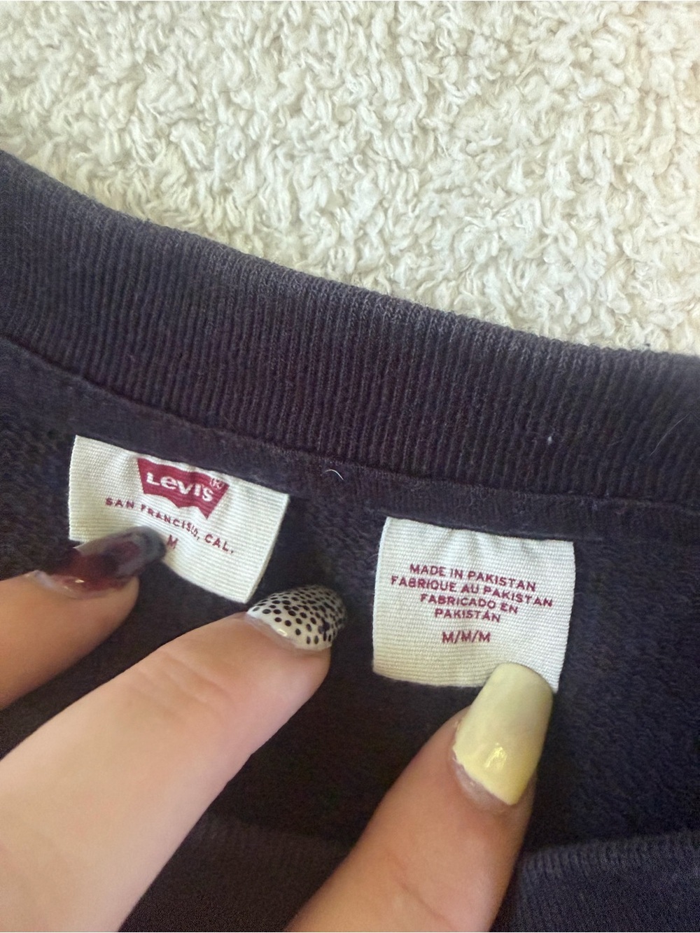 Leviās cropped crewneck size medium - Picture 3 of 3